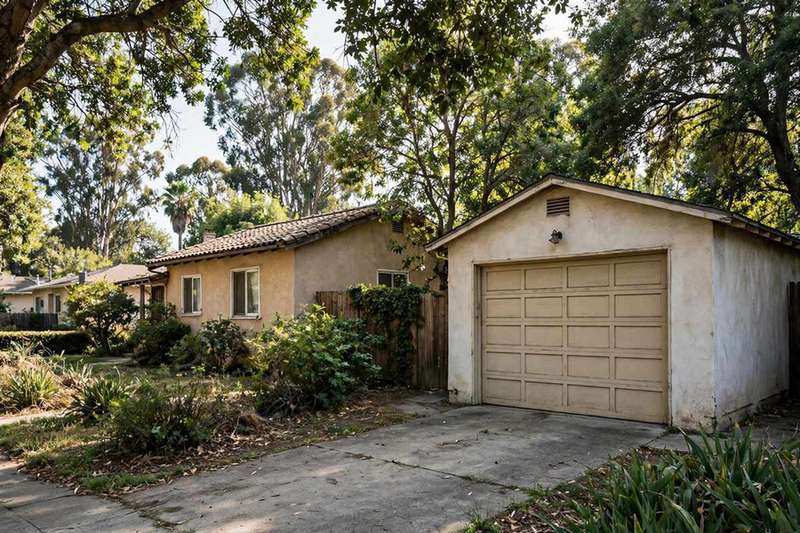 Detached garage at an older Bakersfield neighbourhood home